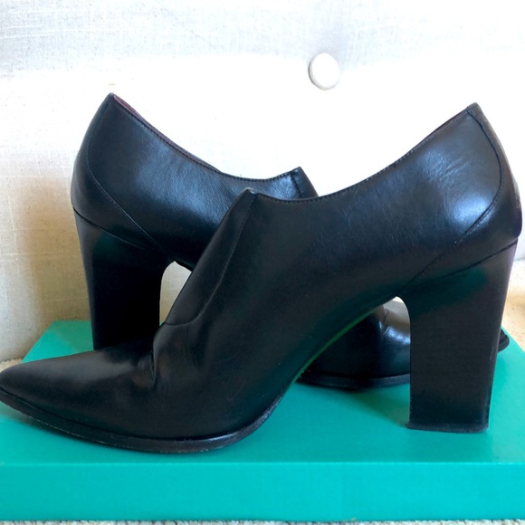 Donald J Pliner Italian leather chelsea boots with pointy toes. - Picture 3 of 9